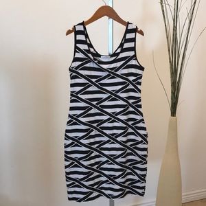 Calvin Klein black/ White dress 👗 just beautiful